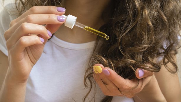 ¿Cómo realizar un tratamiento capilar con aceite en el pelo graso?
