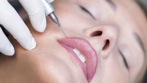 ¿Qué es el maquillaje semipermanente de labios y qué efectos tiene?